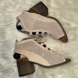 BEARPAW Women's Vienna heel sandal size 5-NWT